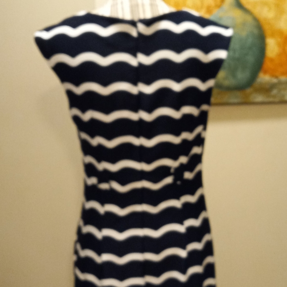 ILE New York  Short Sleeves Dress. - Picture 3 of 8